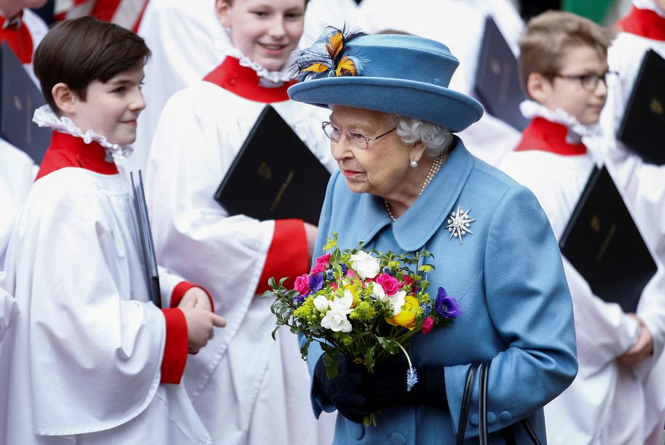 Королева Елизавета II в третий раз за всю историю пропустит церемонию открытия сессии парламента. Что произошло?