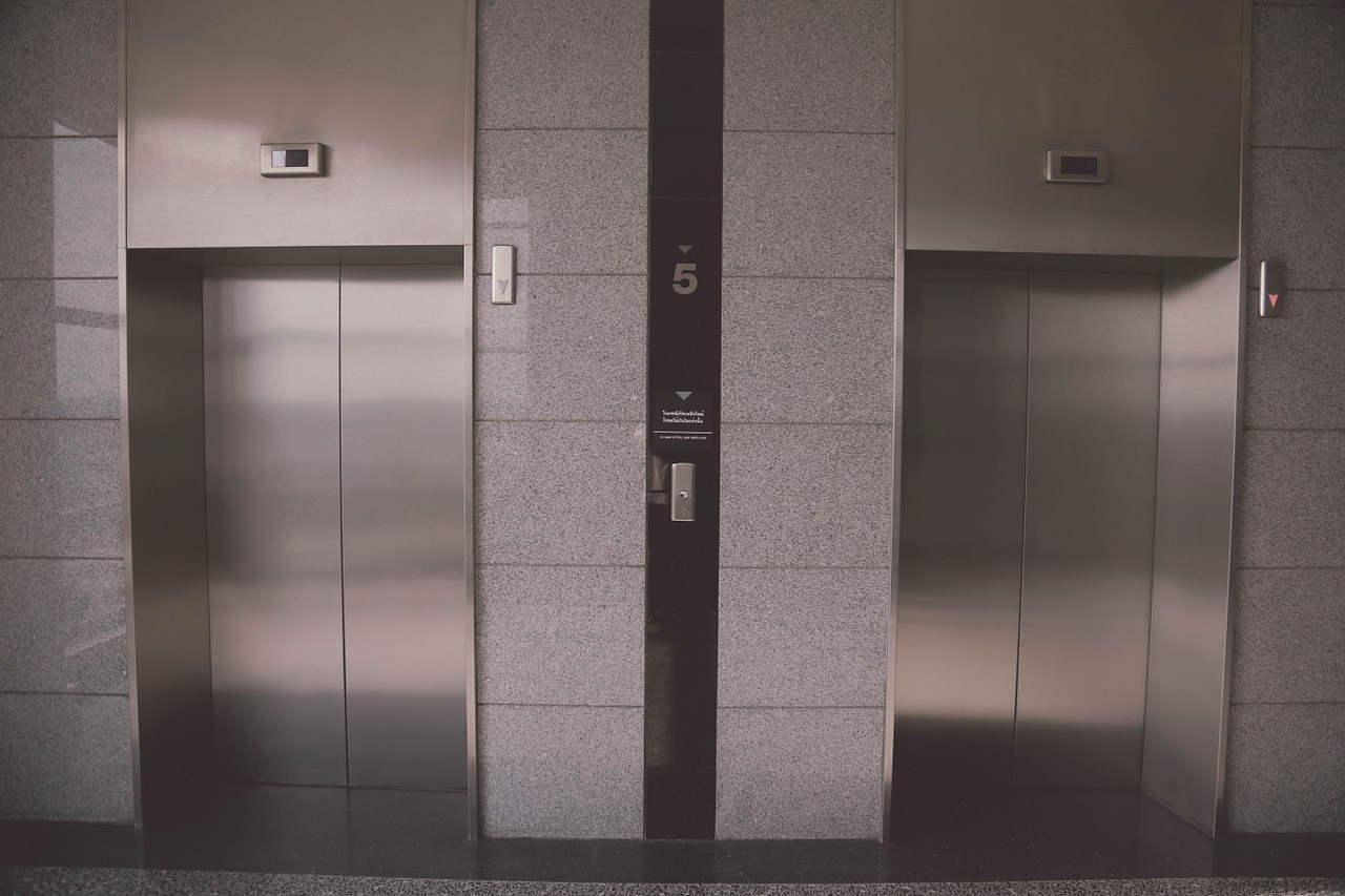 Новый тренд или очередной виток борьбы за равноправие: жителей столицы возмутила девушка, справившая нужду в лифте