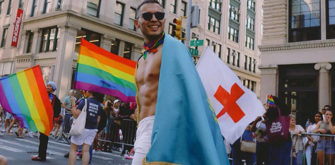 Казахстанский телеведущий прошелся с национальным флагом на гей-параде в США: как отреагировали пользователи Сети