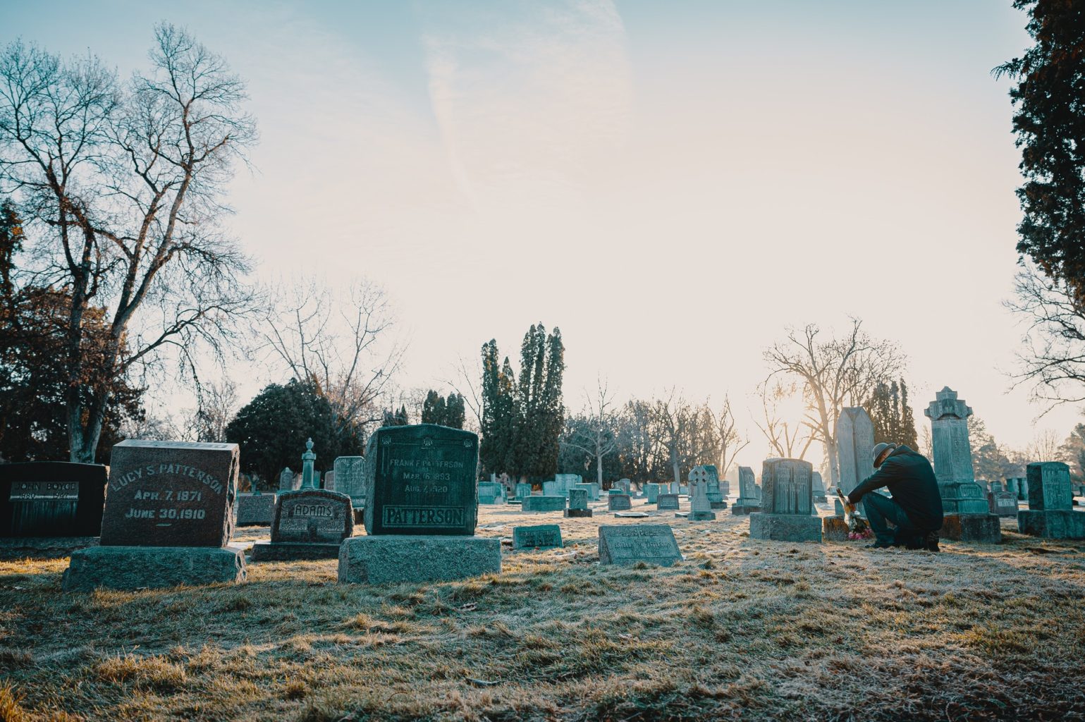 Штраф за цветы на могиле невесты: в чем обвиняют мужчину из Алабамы