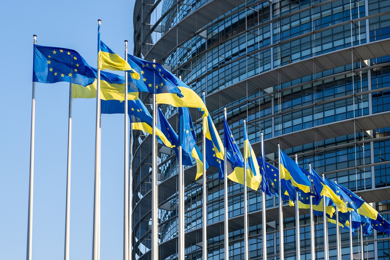 «Это наибольший шаг в сторону усиления Европы». Украина получила статус кандидата в ЕС