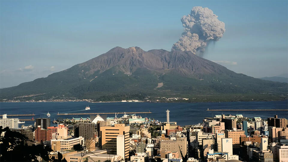 Извержение вулкана в Японии: правительство начало эвакуацию граждан