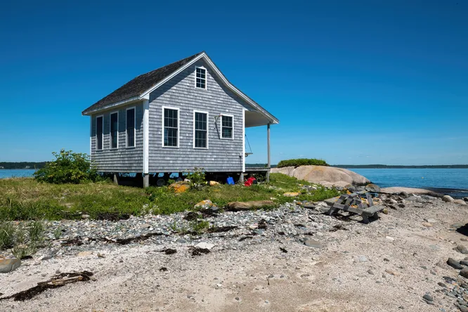 Владелец дома на необитаемом острове в духе Стивена Кинга продаст его с особым условием
