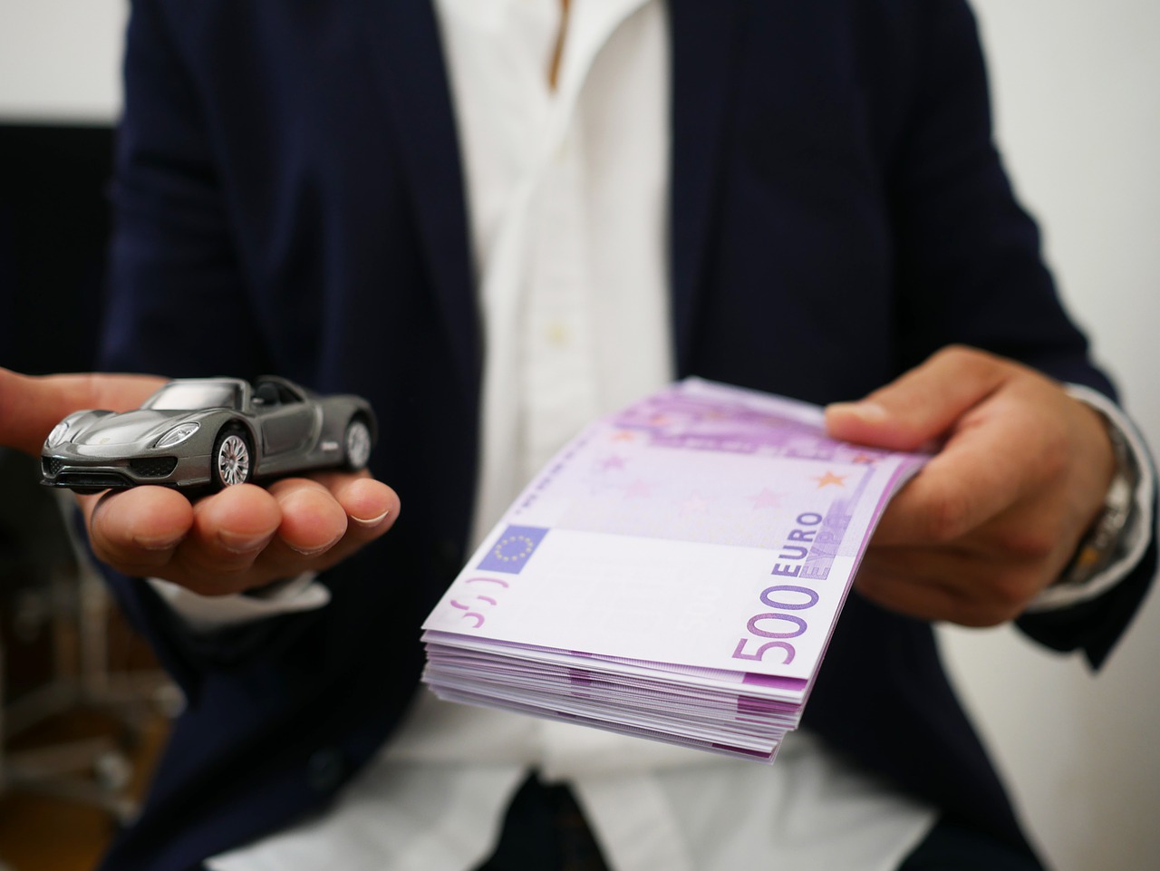 «Это уже вымогательство». Казахстанские автосалоны требуют предоплату по льготному автокредиту
