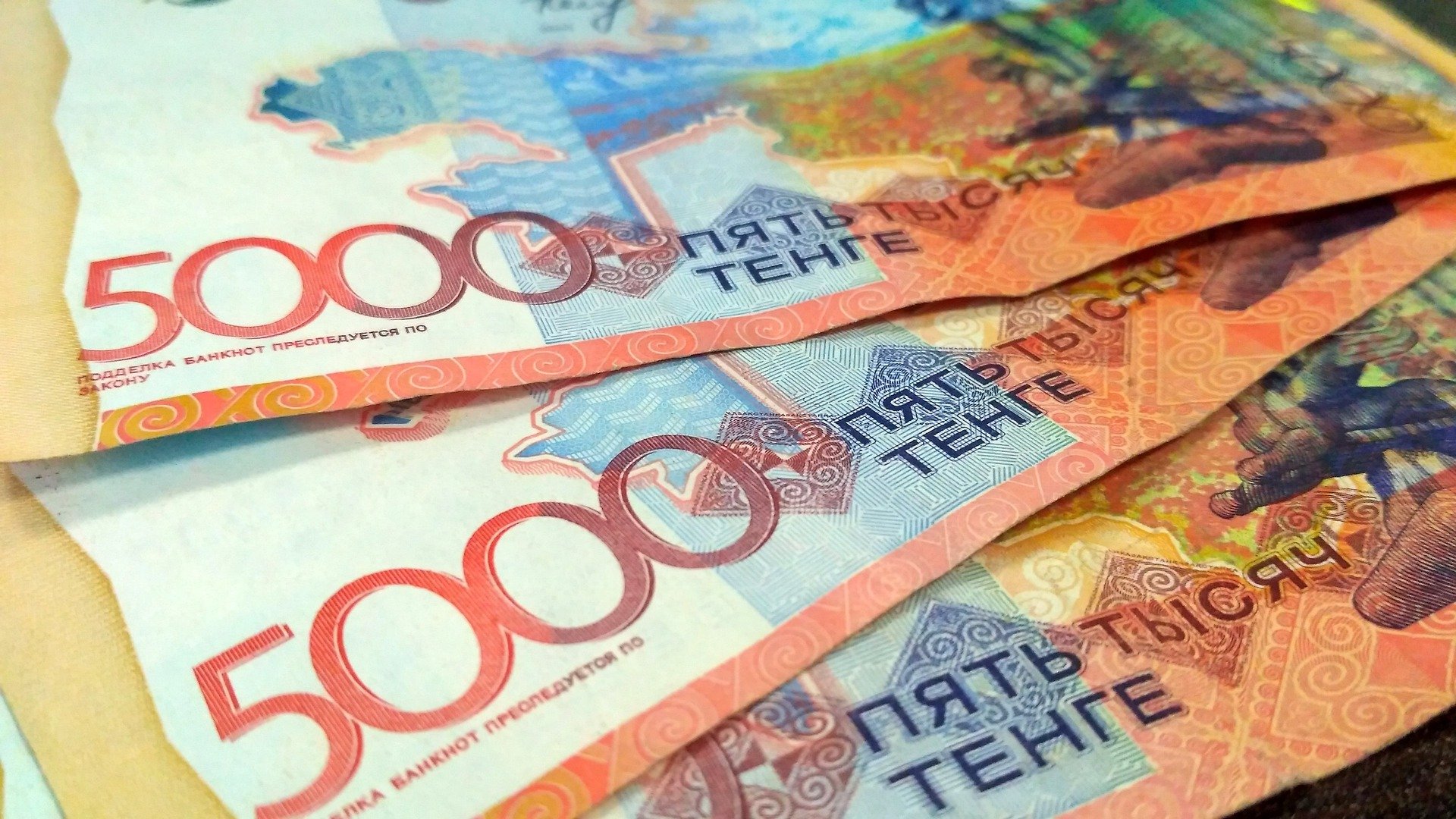 Сколько процентов от дохода казахстанцы тратят на покупку еды, выяснили аналитики