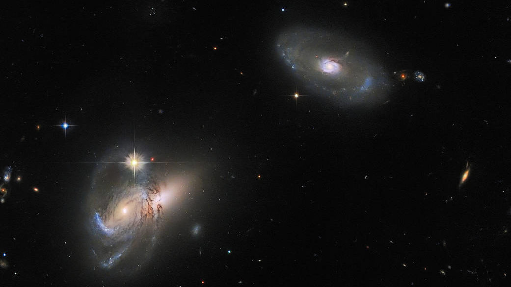 Еще один невероятный снимок из космоса: Hubble запечатлел трио галактик
