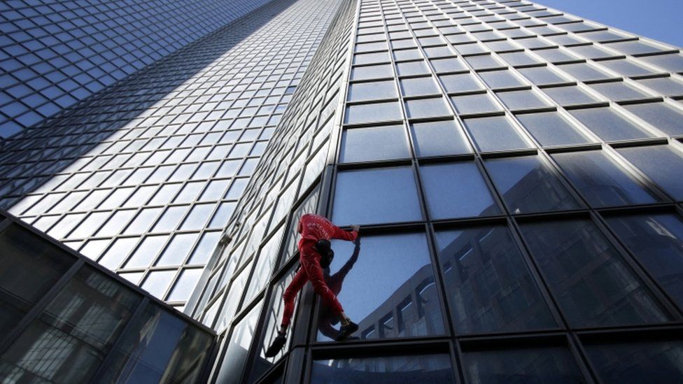 «Человек-паук» из Франции: 60-летний парижанин взобрался на небоскреб