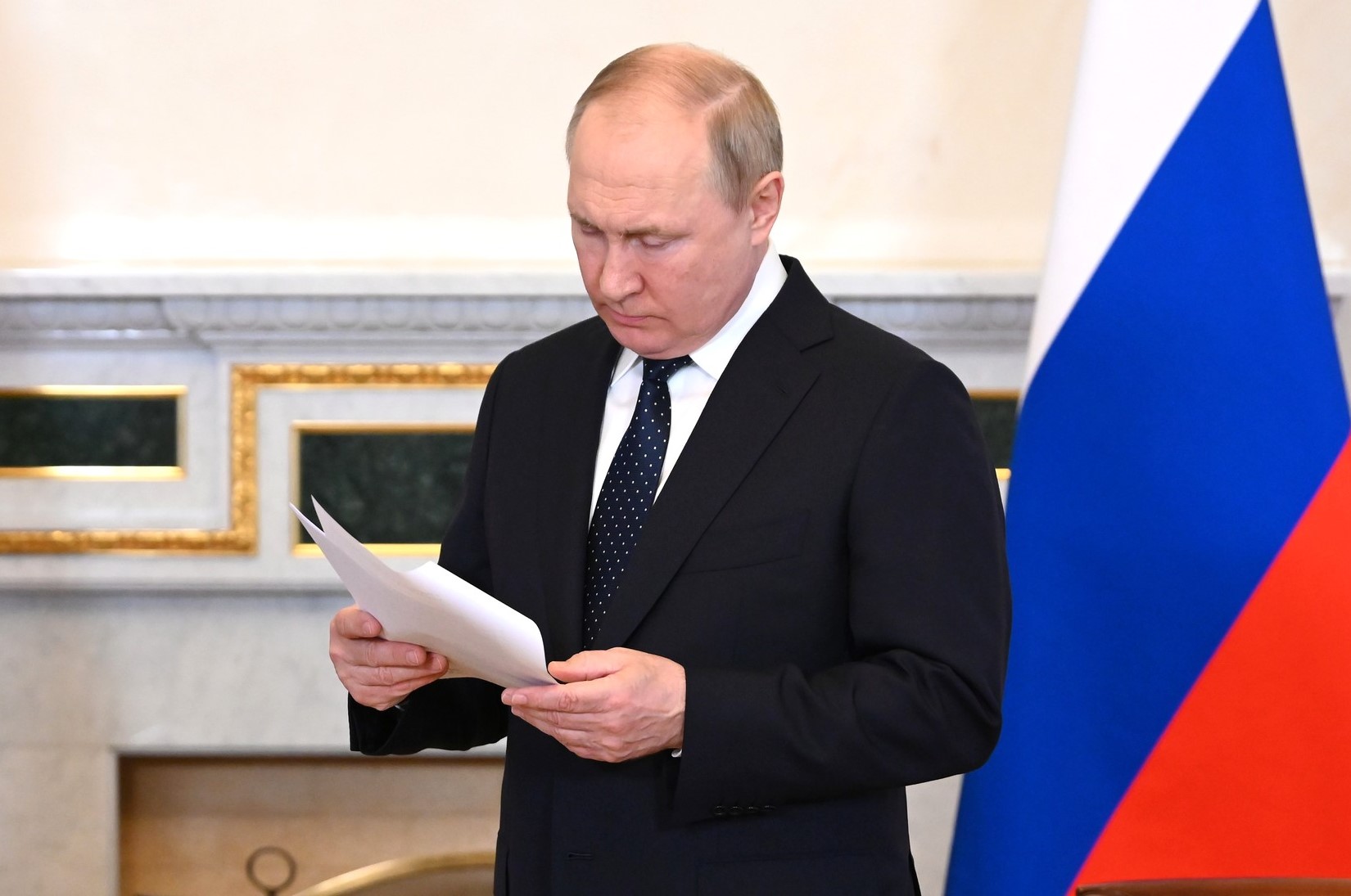 Российские депутаты обвинили Путина в госизмене