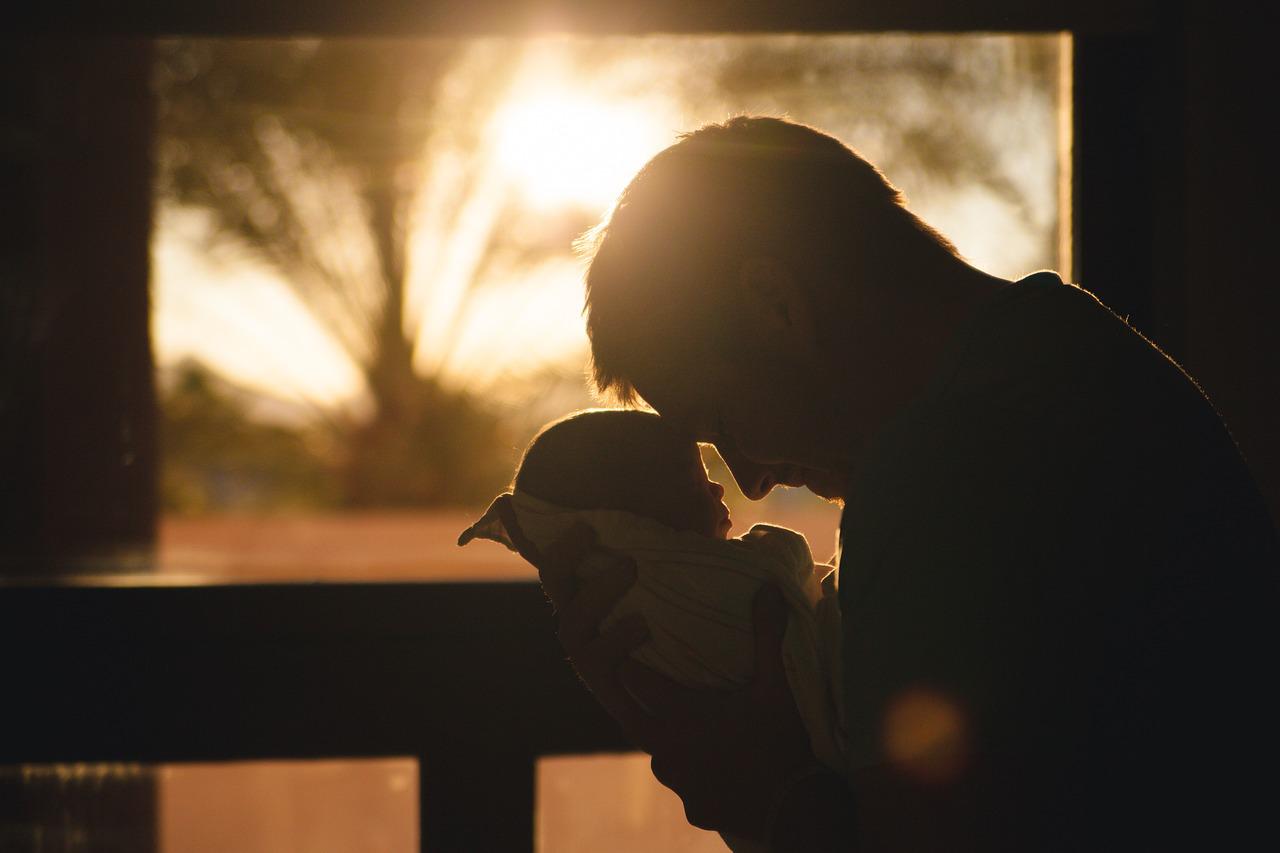 Когда лучше заводить детей: врач назвал идеальный возраст для отцовства