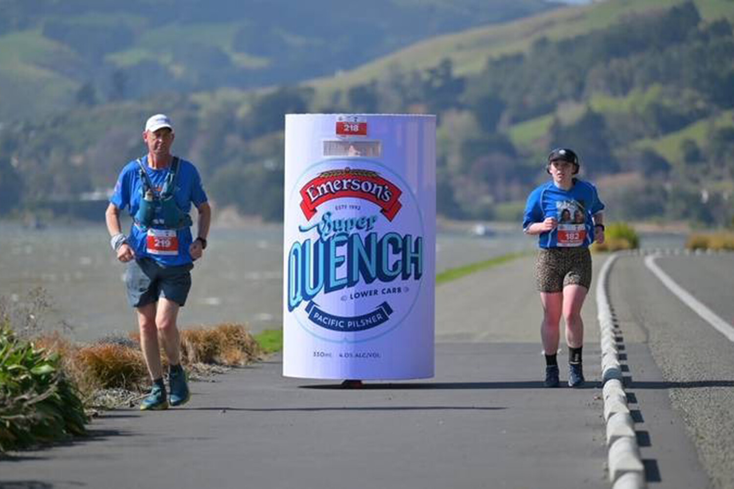В Новой Зеландии спортсмен пробежал марафон в пивной банке