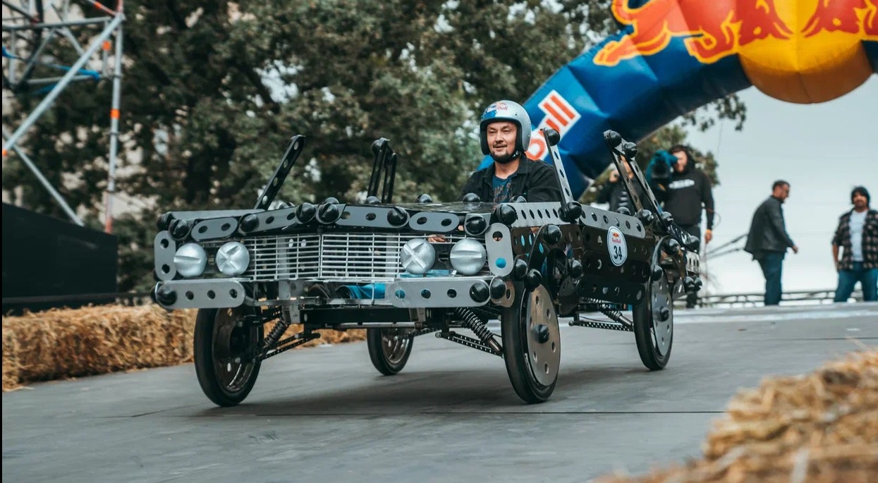 В Алматы в третий раз прошла гонка на самодельных болидах Red Bull Soapbox Race