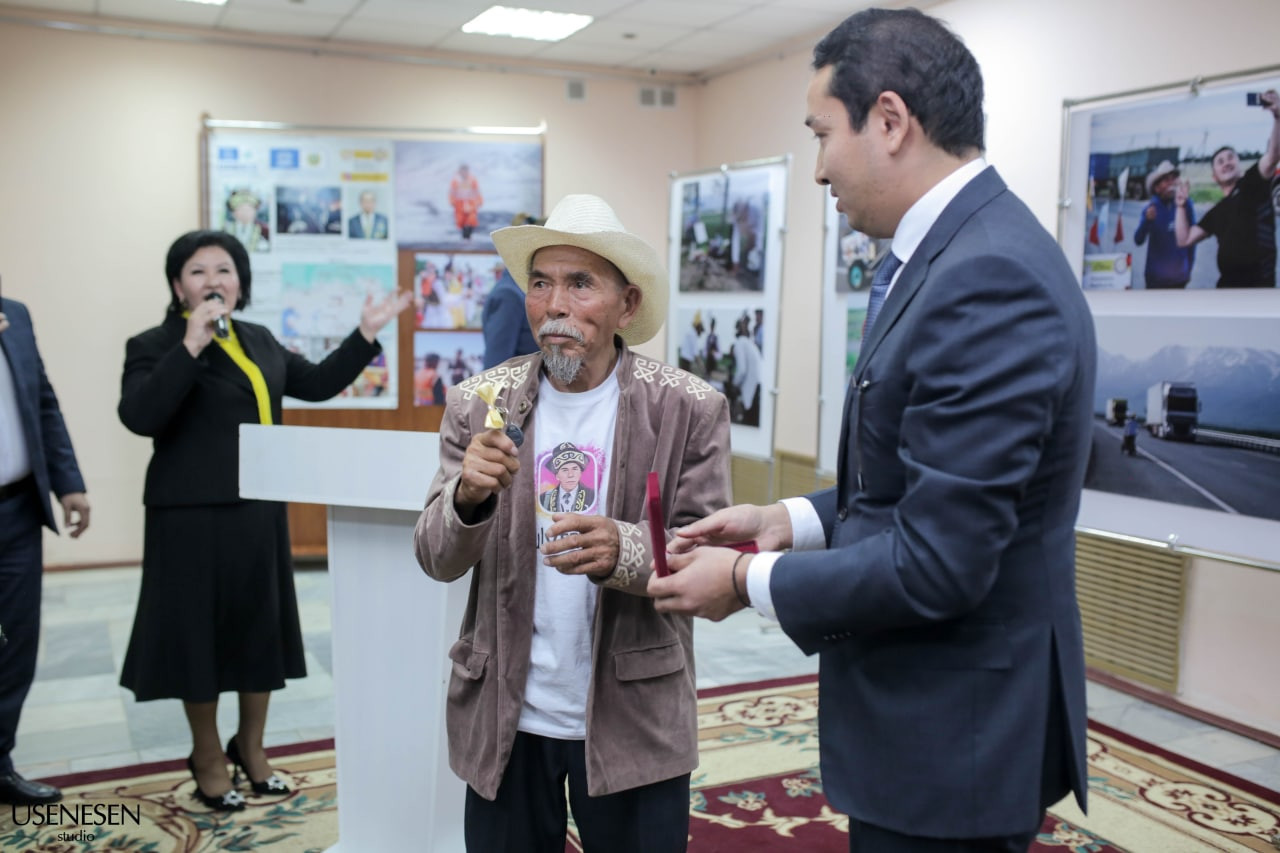 72-летний пенсионер из Жезказкана обошел пешком весь Казахстан