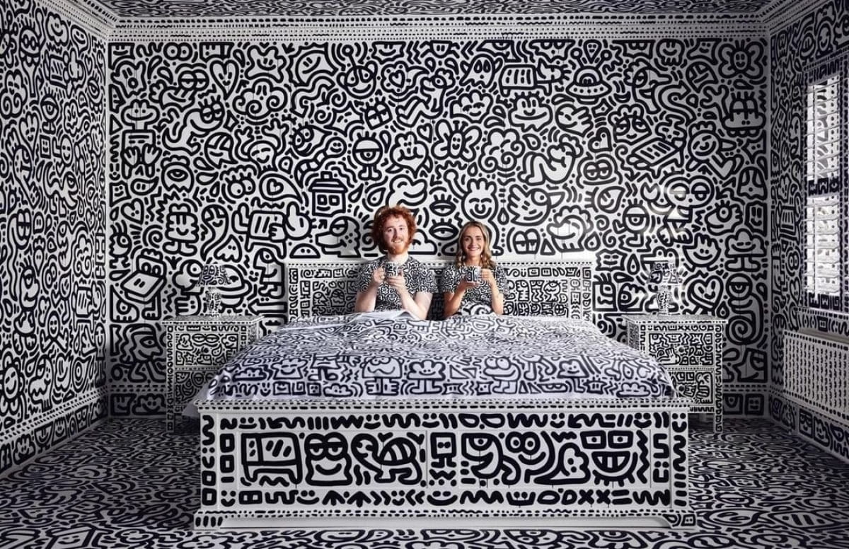 Британский художник Сэм Кокс за два года полностью разрисовал свой дом черно-белыми красками