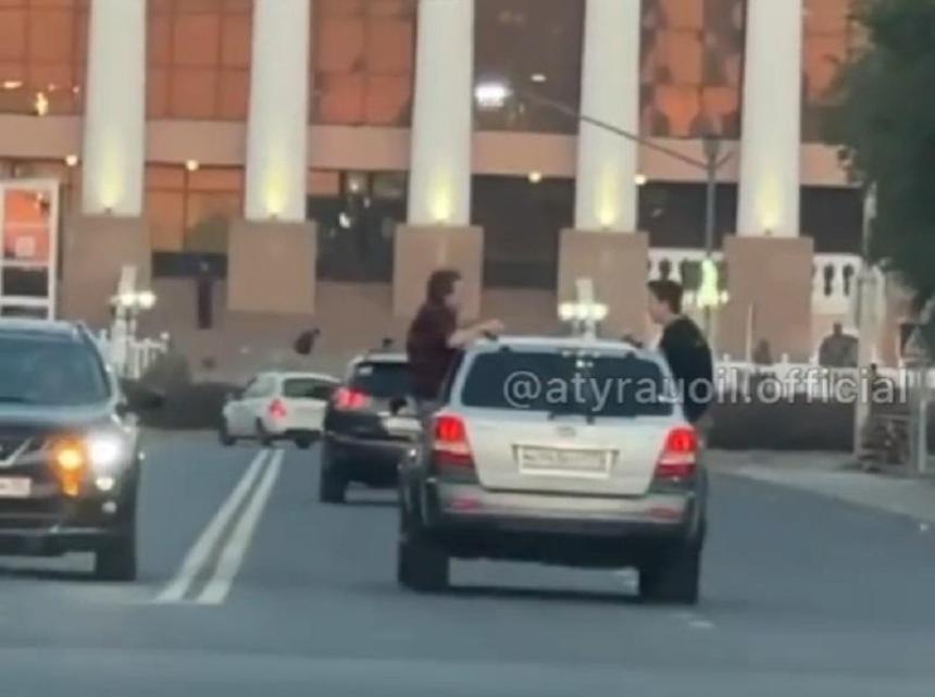 В Атырау пассажиры авто с российскими номерами распивали спиртное за рулем