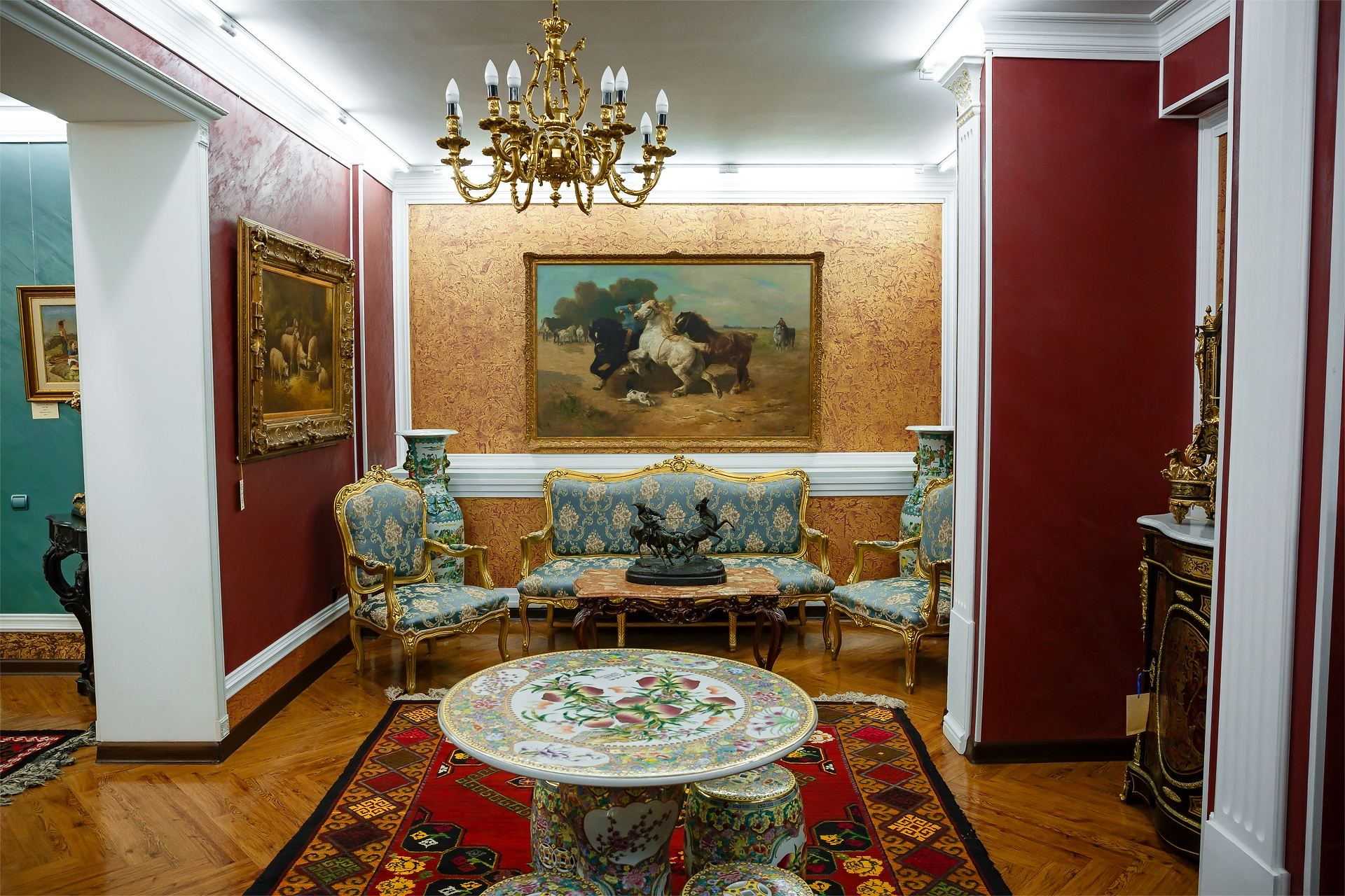 Тяга к старине или удачная инвестиция: где в Алматы купить антикварную мебель