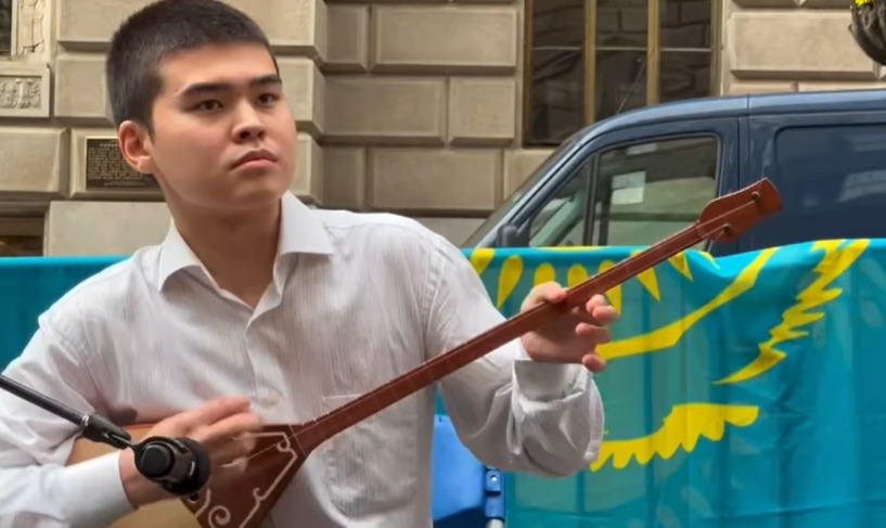Мэр Нью-Йорка поделился видео с казахстанцем, играющим на домбре