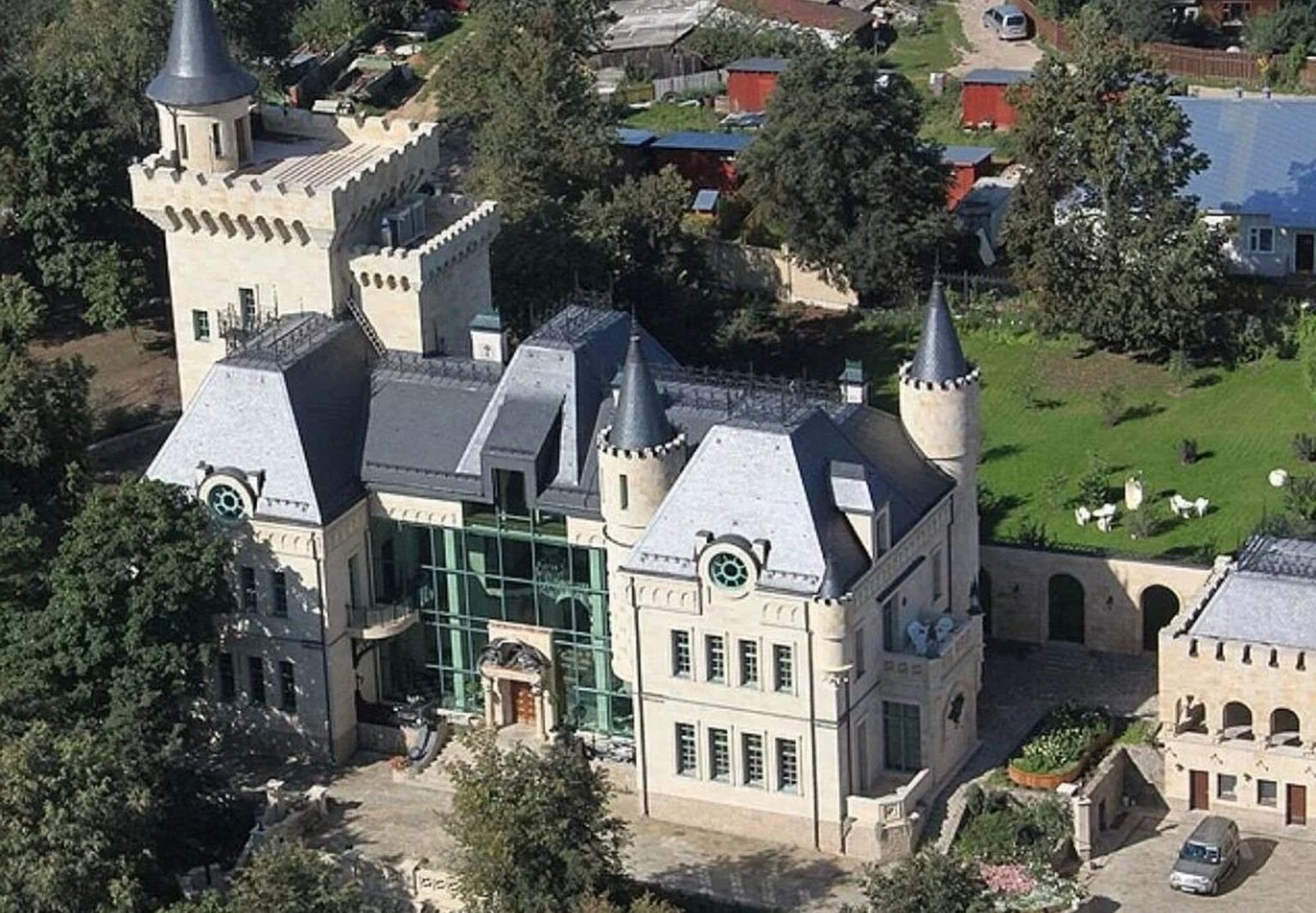 Миллиард за замок в Грязи: Пугачева продает недвижимость