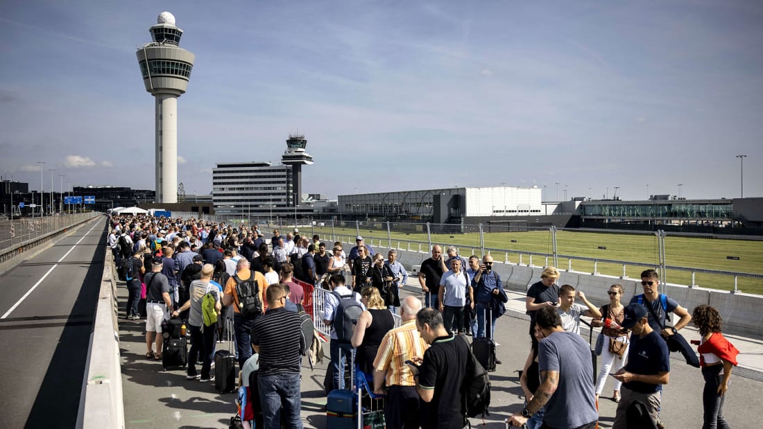 Аэропорт Амстердама отменяет большинство рейсов из-за нехватки персонала