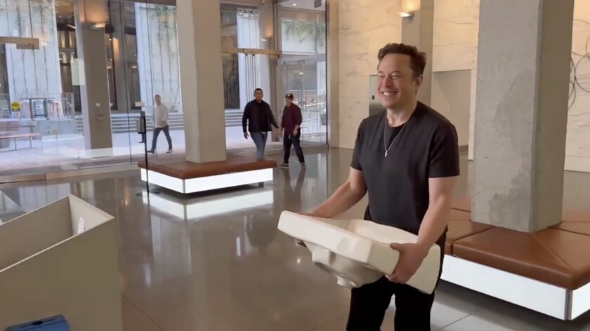 Илон Маск явился в штаб-квартиру Twitter с эмалированной раковиной