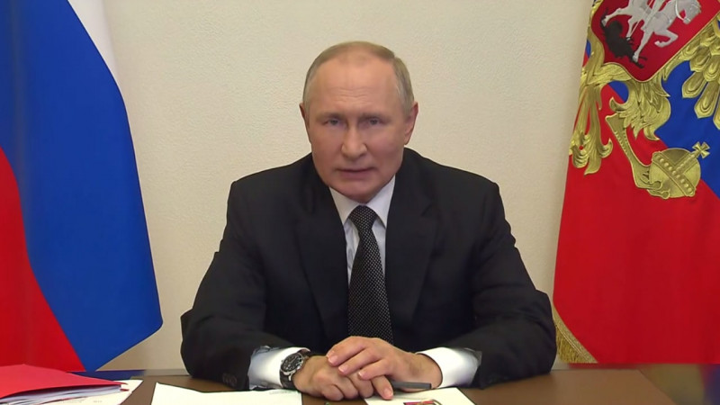 Владимир Путин объявил военное положение в Донецке и Луганске