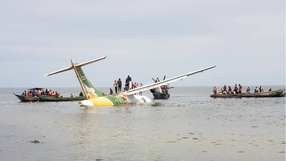 В сети появились фото разбившегося пассажирского самолета в Танзании