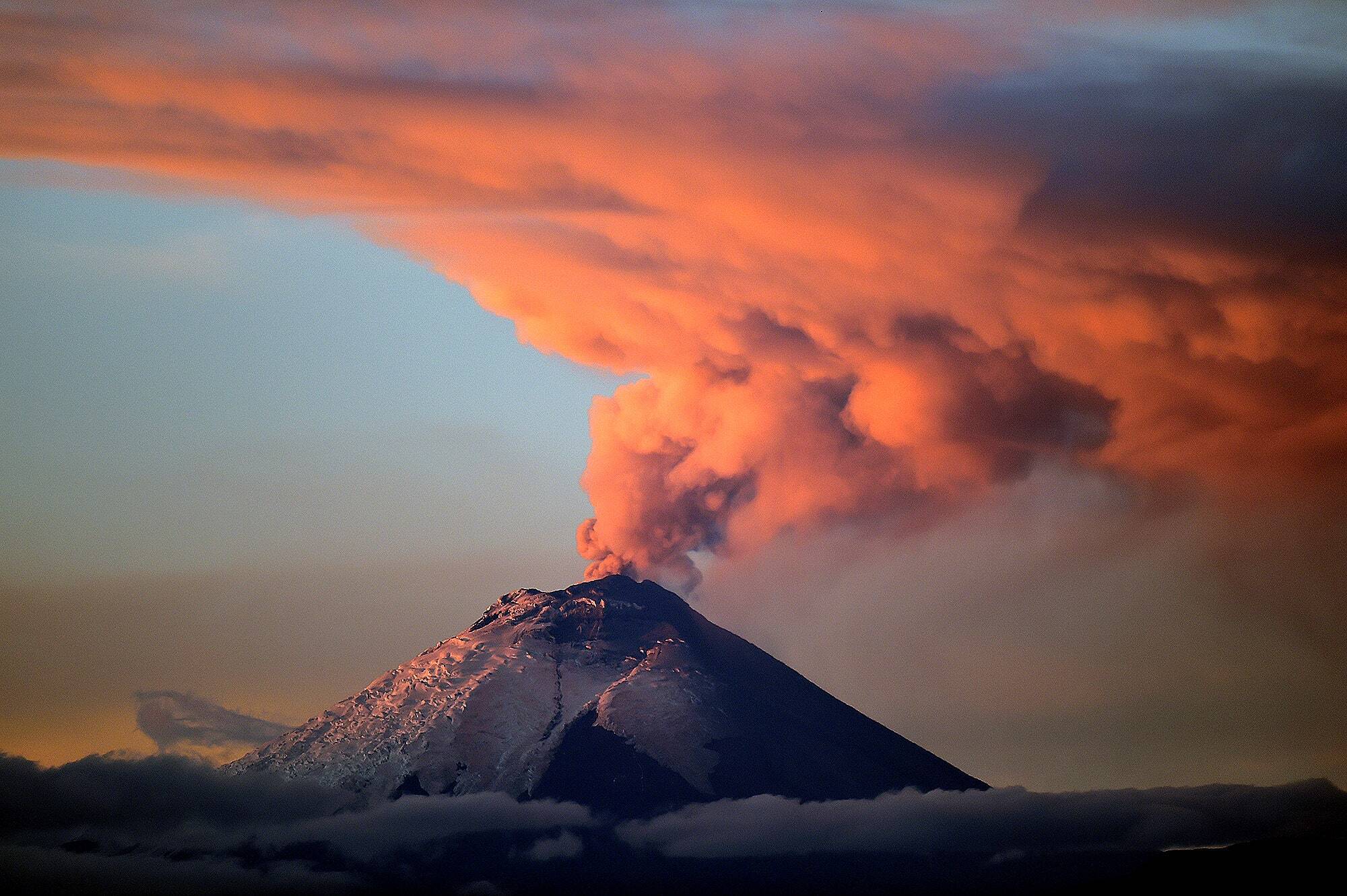 На Гавайях началось извержение вулкана Мауна-Лоа, который считался спящим