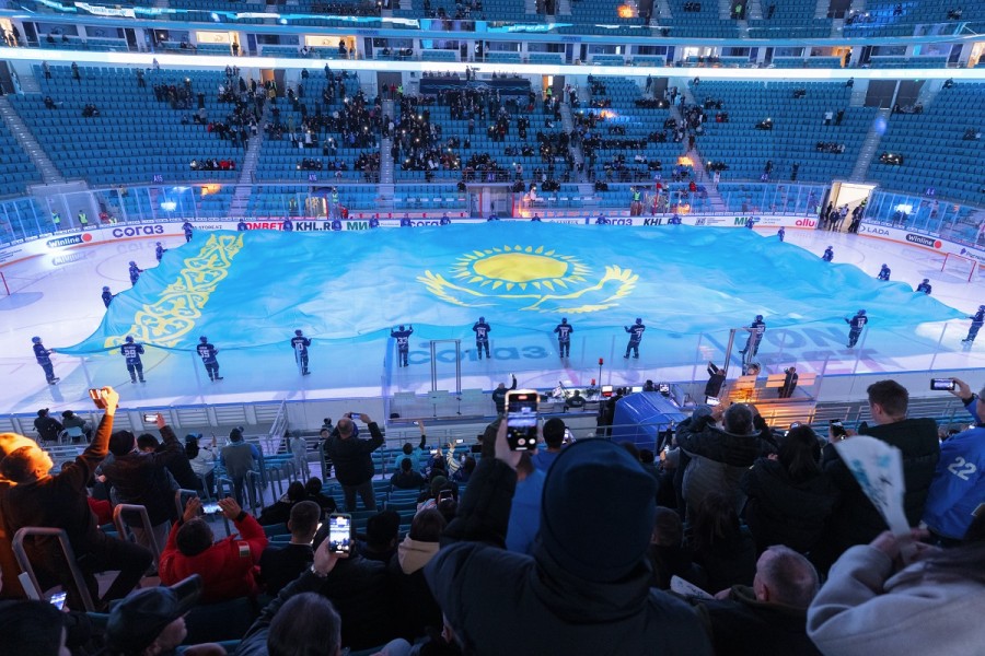 В Астане перед хоккейным матчем раскрыли самый большой флаг Казахстана