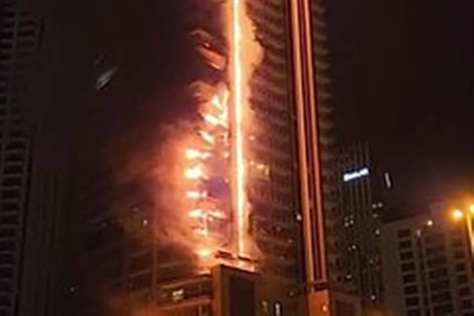 В центре Дубая разгорелся сильнейший пожар