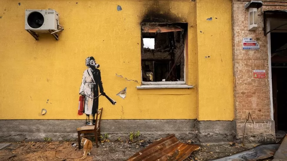 Вандалы срезали картину Бэнкси со стены здания под Киевом – BBC