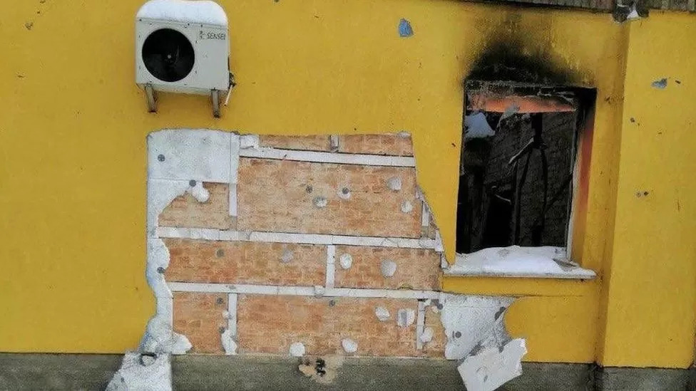 Вандалы срезали картину Бэнкси со стены здания под Киевом – BBC