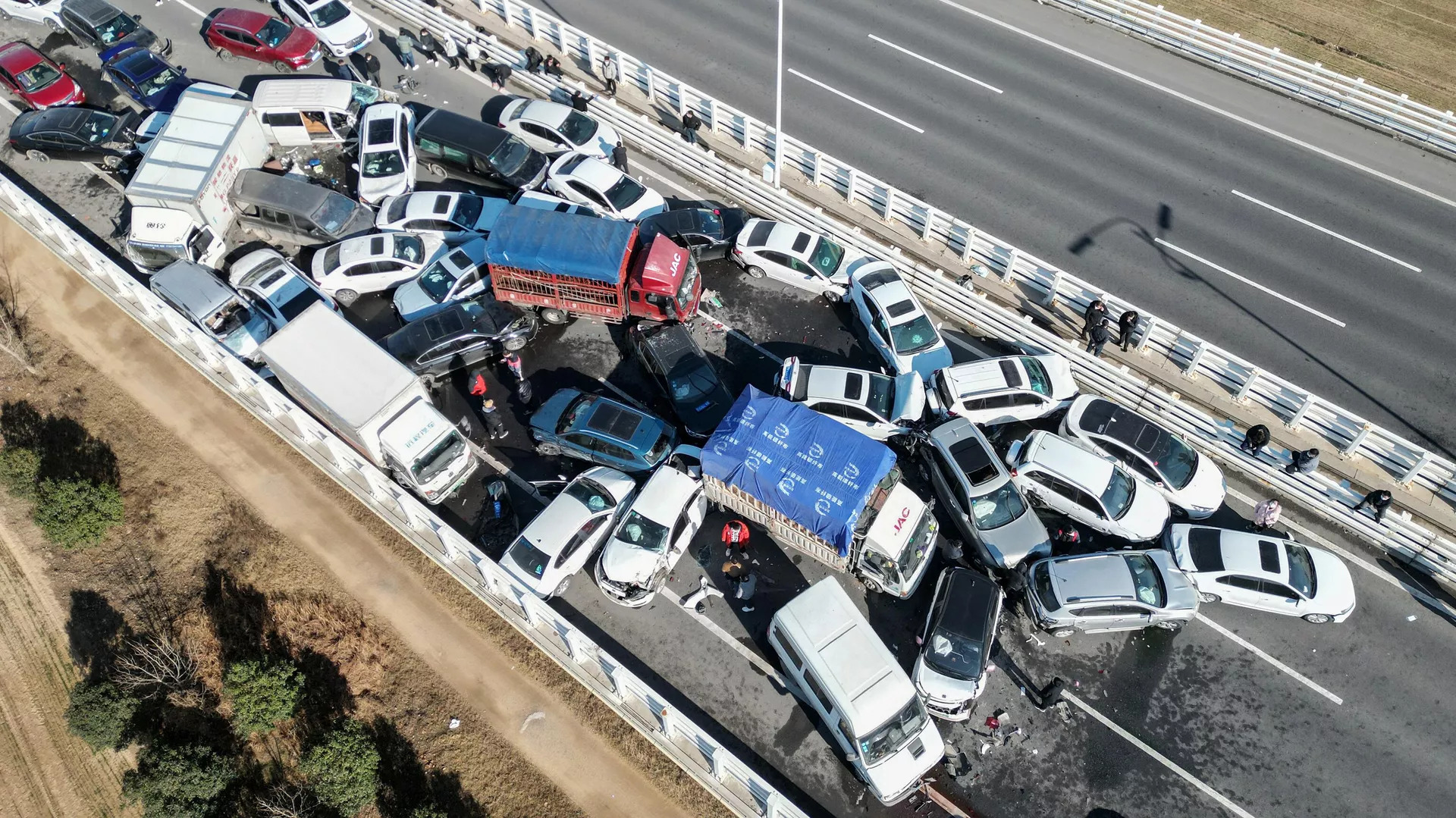 В Китае произошло ДТП с участием 200 автомобилей