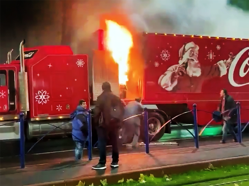 Плохое предзнаменование? В Бухаресте сгорел грузовик из рождественской рекламы Coca-Cola