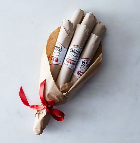 Одеяло-тортилья, пивная кепка и кулинарные рецепты от Снуп Догга: 19 идей для подарков, которые поднимут настроение