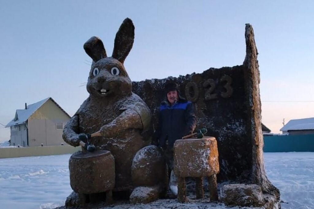 Кролик из навоза: российский скульптор слепил символ 2023 года