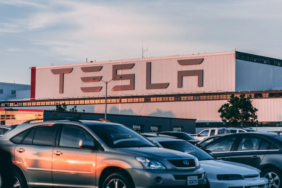 Tesla снизит производство автомобилей из-за низкого спроса