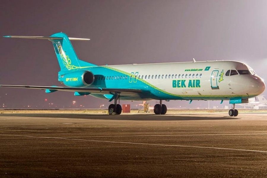 Самолет компании Bek Air заметили летящим в небе над Алматы