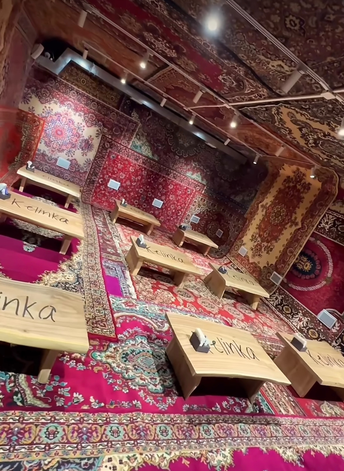 Ковры и цепи, свисающие с потолка. Нуртас Адамбай открыл в Алматы кафе с необычным интерьером