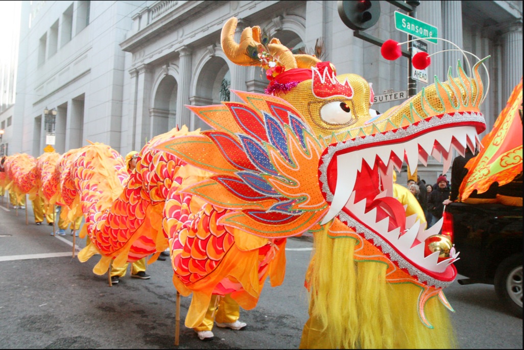 В Китае проходит парад золотых драконов
