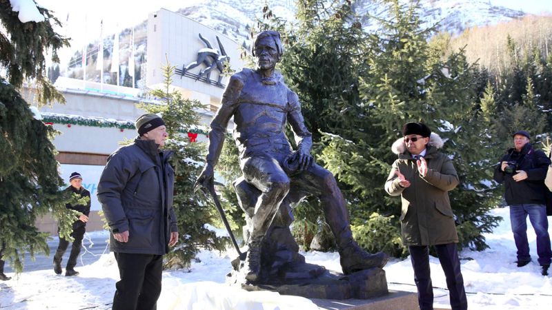 На Медеу установили памятник альпинисту Анатолию Букрееву