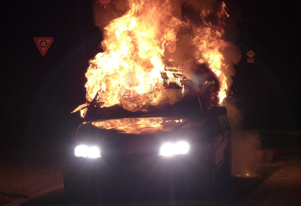 Автомобиль казахстанской журналистки подожгли во дворе дома