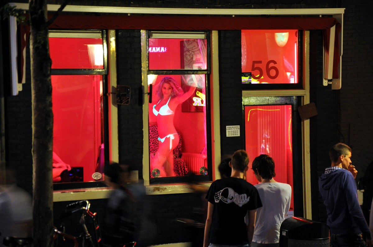 Ничто не вечно: в квартале Красных фонарей запретят курить марихуану