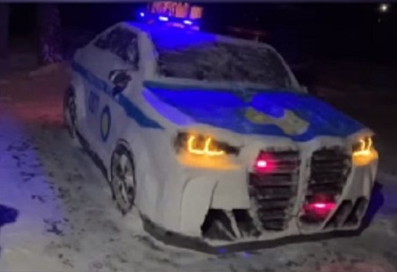 Очумелые ручки. Полицейский автомобиль из снега появился в Казахстане