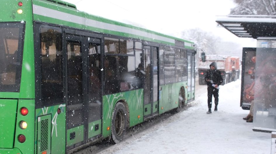 Два автобуса создали транспортный коллапс в Алматы