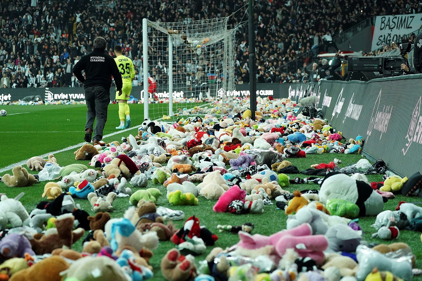 В Турции футбольное поле закидали мягкими игрушками