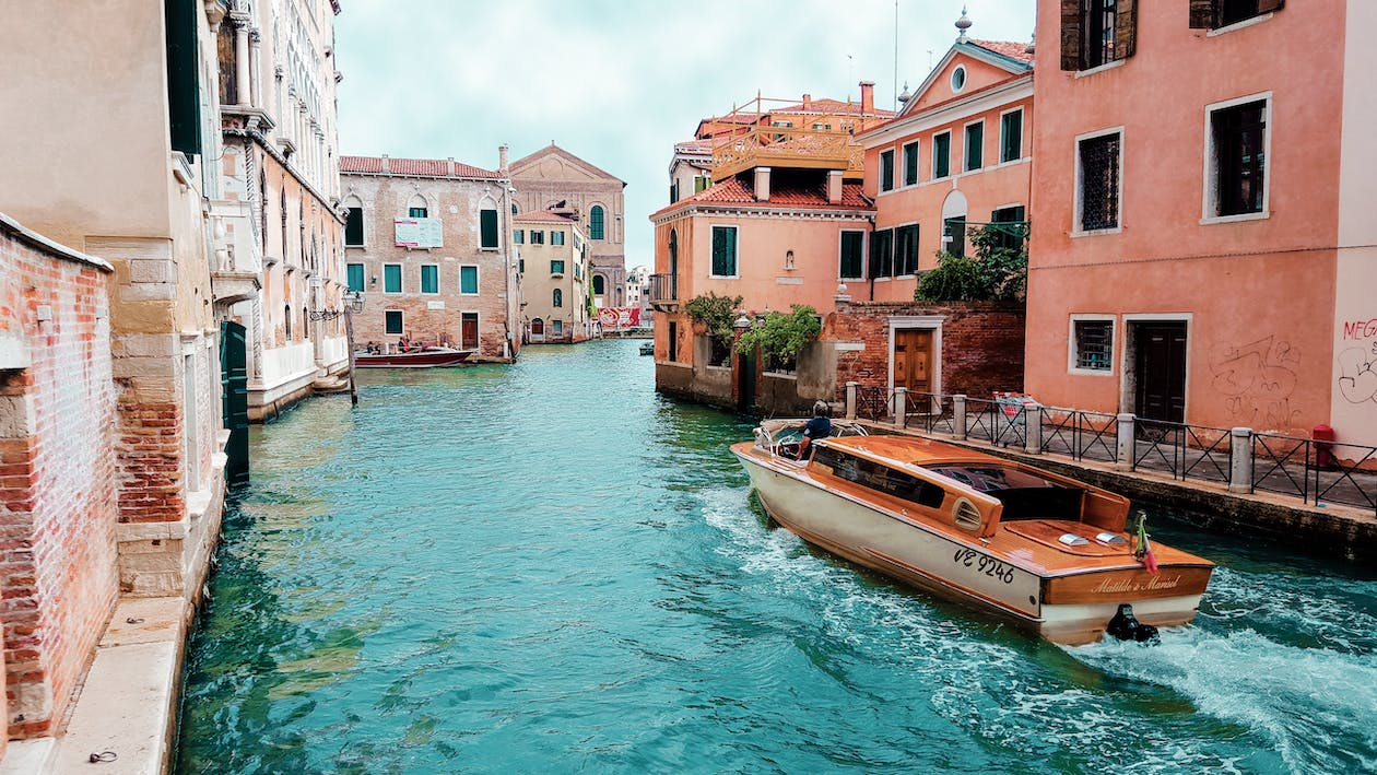 Запах сточных вод и высохшие каналы: что сейчас происходит в Венеции