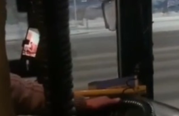 Расслабился на рабочем месте: водитель автобуса смотрел порно за рулем