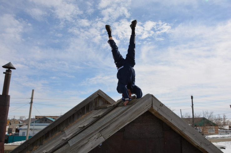 «Движение укрепляет нервы»: казахстанский пенсионер делает зарядку на крыше и участвует в марафонах