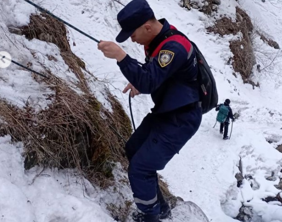 Сбились с пути: нерадивых туристов вновь пришлось спасать в горах Алматы