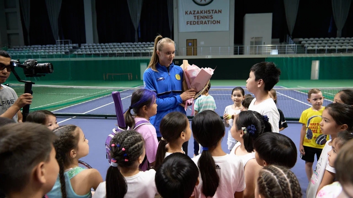 «Я сама получила когда-то в Казахстане большую поддержку». Рыбакина выделила гранты для казахстанских теннисисток