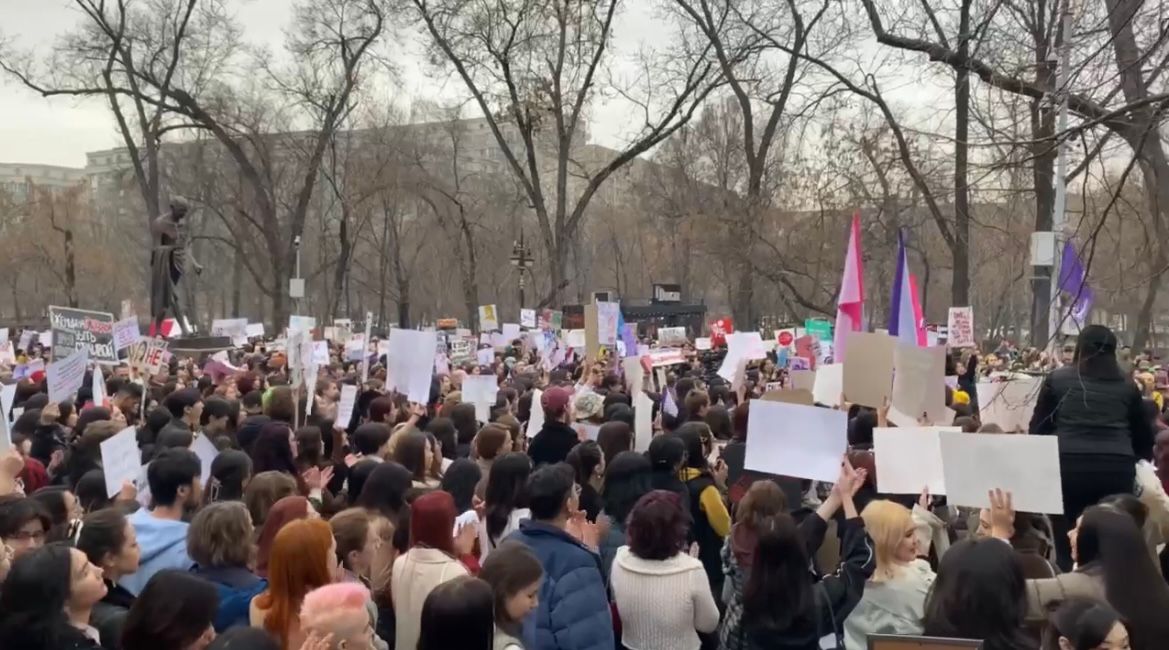 В Алматы состоялся митинг за права женщин